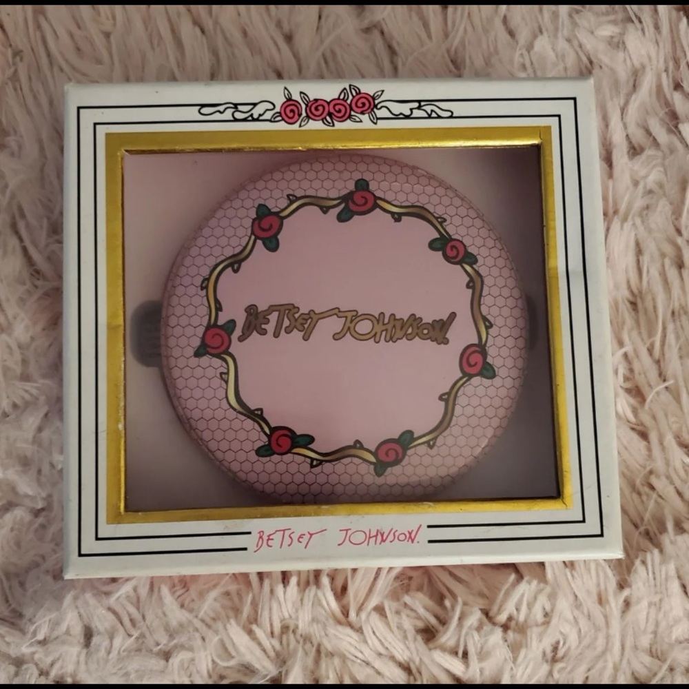 Betsey Johnson portable charging compact